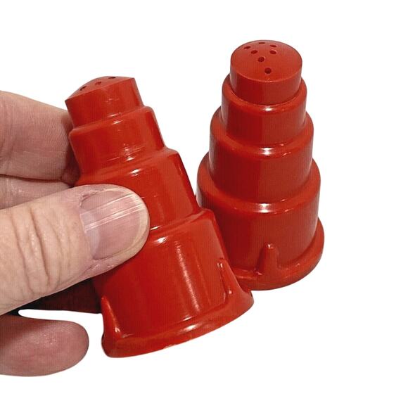 Vintage Red Plastic Salt & Pepper Shakers Set Atomic Age Rockets 1950's kitchen - Picture 6 of 6